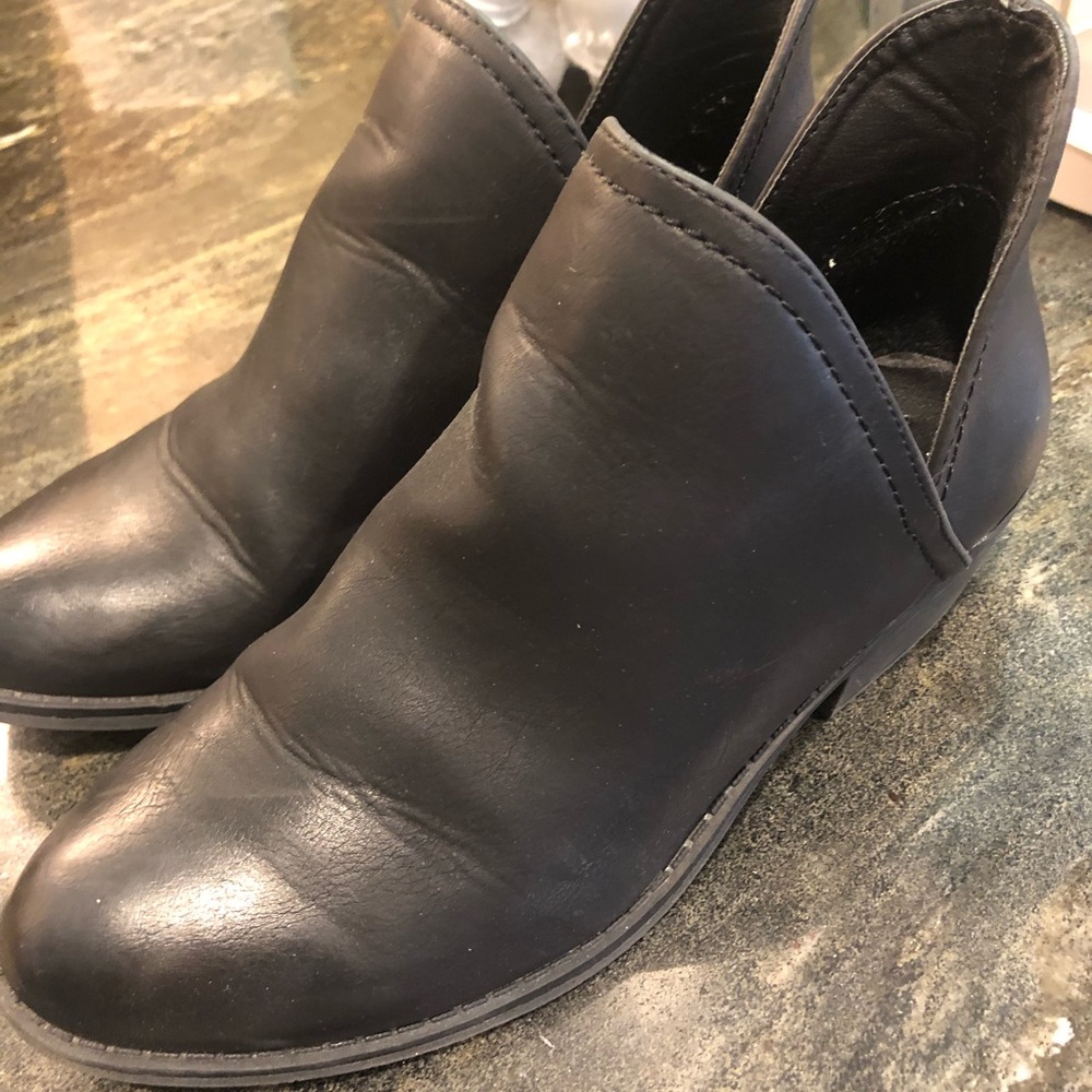Universal thread black booties size 6
